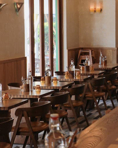Common Man Coffee Roasters - Alexandra Road - Dog Cafes