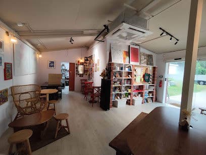 Mad Roaster's Slow Bar - Dog Cafes
