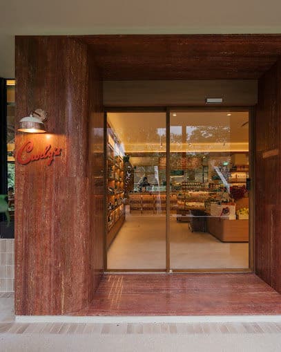 Curly's Market & Dining - Dog Cafes