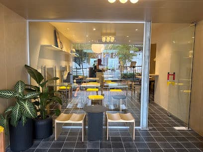 Yuen Yeung - Dog Cafes